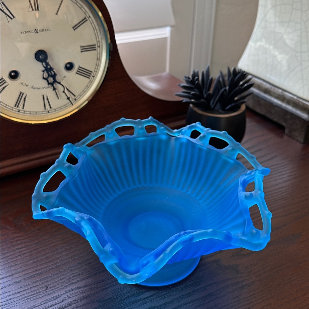 Westmoreland Dark Blue Satin Ruffled Edge Bowl. Vintage - Picture 5 of 10